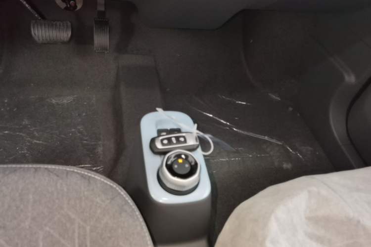 Used Geely Galaxy Panda 2024 Panda Mini 200km Endurance Bear Gear Lever