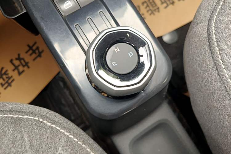 Used Geely Galaxy Panda 2024 Panda Mini 200km Endurance Bear Gear Lever