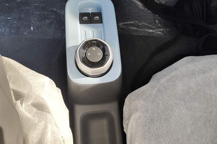 Used Geely Galaxy Panda 2024 Panda Mini 200km Endurance Bear Gear Lever