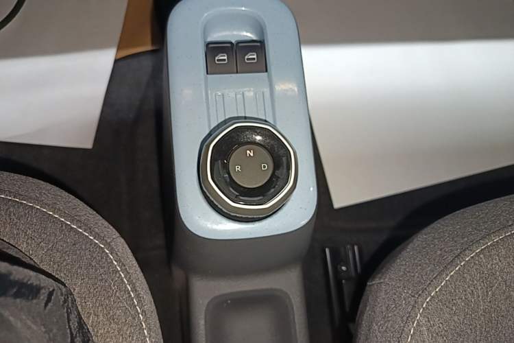 Used Geely Galaxy Panda 2024 Panda Mini 200km Endurance Bear Gear Lever