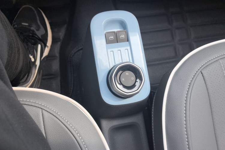 Used Geely Galaxy Panda 2024 Panda Mini 200km Endurance Bear Gear Lever