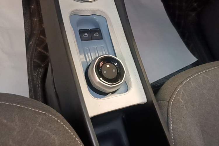 Used Geely Galaxy Panda 2024 Panda Mini 200km Endurance Bear Gear Lever