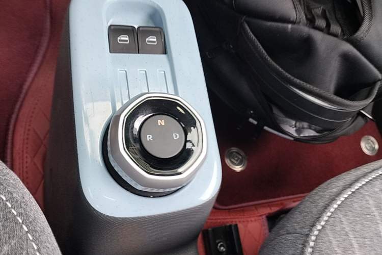 Used Geely Galaxy Panda 2024 Panda Mini 200km Endurance Bear Gear Lever