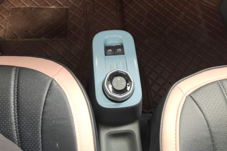 Used Geely Galaxy Panda 2024 Panda Mini 200km Endurance Bear Gear Lever