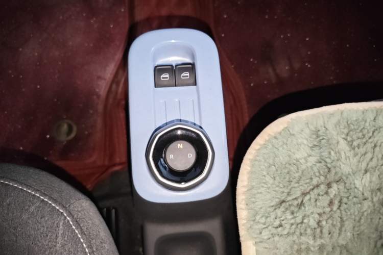 Used Geely Galaxy Panda 2024 Panda Mini 200km Endurance Bear Gear Lever
