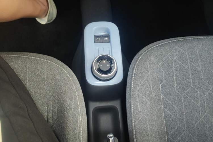 Used Geely Galaxy Panda 2024 Panda Mini 200km Endurance Bear Gear Lever