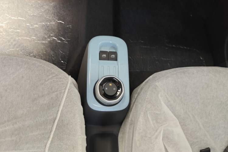 Used Geely Galaxy Panda 2024 Panda Mini 200km Endurance Bear Gear Lever