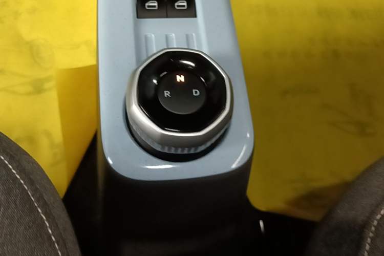 Used Geely Galaxy Panda 2024 Panda Mini 200km Endurance Bear Gear Lever