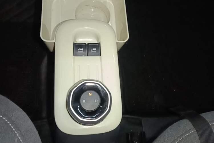 Used Geely Galaxy Panda 2024 Facelifted Panda Mini 200km Dragon Edition Gear Lever