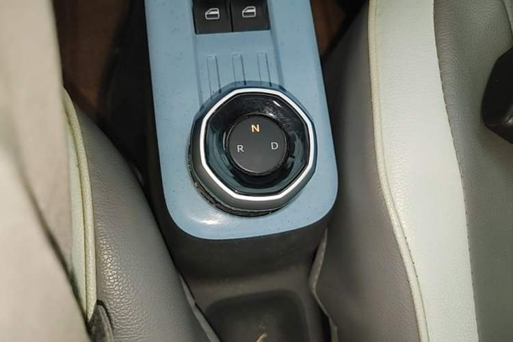 Used Geely Galaxy Panda 2024 Panda Mini 200km Endurance Bear Gear Lever