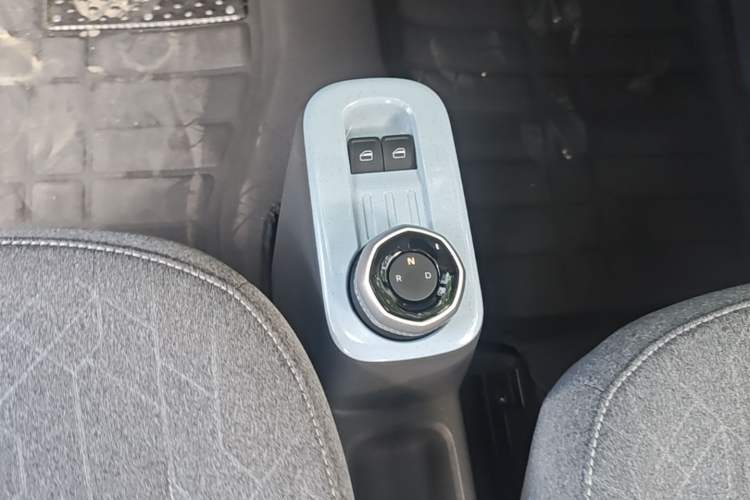 Used Geely Galaxy Panda 2024 Panda Mini 200km Endurance Bear Gear Lever