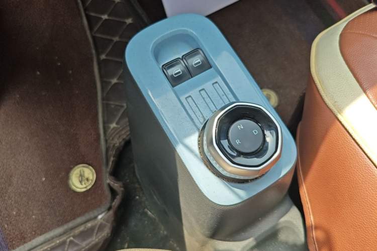 Used Geely Galaxy Panda 2024 Panda Mini 200km Endurance Bear Gear Lever