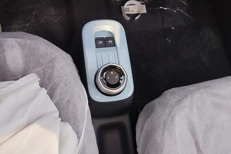 Used Geely Galaxy Panda 2024 Panda Mini 200km Endurance Bear Gear Lever