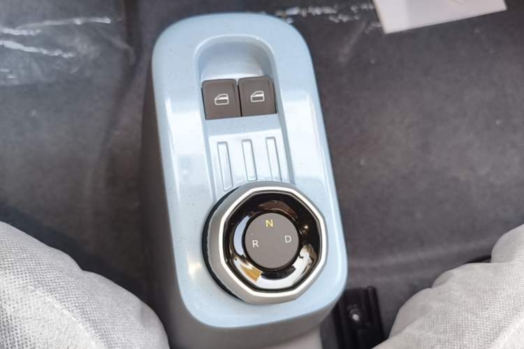 Used Geely Galaxy Panda 2024 Panda Mini 200km Endurance Bear Gear Lever