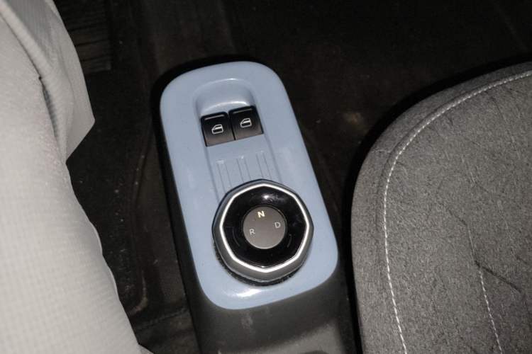 Used Geely Galaxy Panda 2024 Panda Mini 200km Endurance Bear Gear Lever