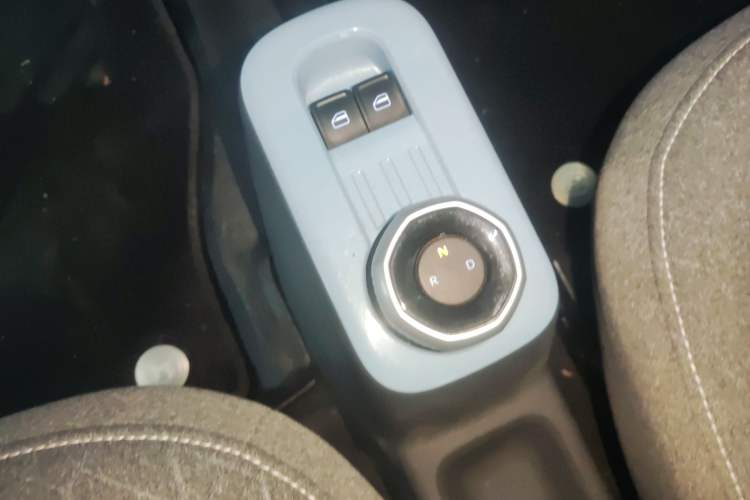 Used Geely Galaxy Panda 2024 Panda Mini 200km Endurance Bear Gear Lever