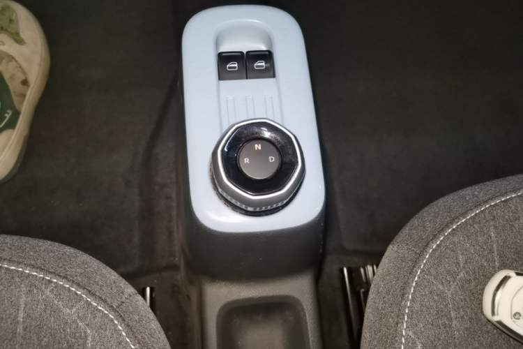 Used Geely Galaxy Panda 2024 Panda Mini 200km Endurance Bear Gear Lever