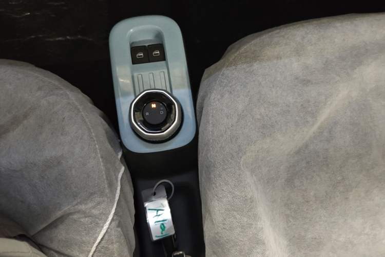 Used Geely Galaxy Panda 2024 Panda Mini 200km Endurance Bear Gear Lever