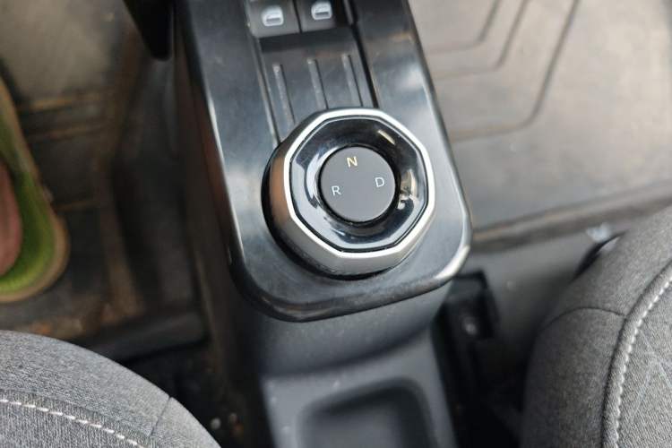 Used Geely Galaxy Panda 2024 Panda Mini 200km Endurance Bear Gear Lever