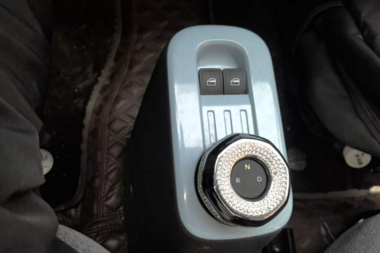 Used Geely Galaxy Panda 2024 Panda Mini 200km Endurance Bear Gear Lever