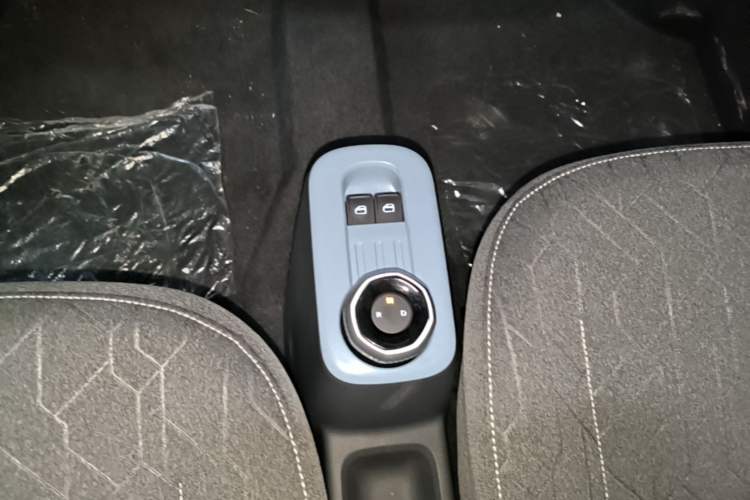 Used Geely Galaxy Panda 2024 Panda Mini 200km Endurance Bear Gear Lever