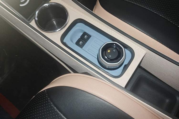 Used Geely Galaxy Panda 2024 Panda Mini 200km Endurance Bear Gear Lever