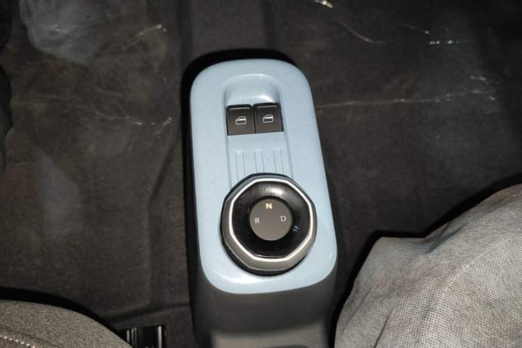 Used Geely Galaxy Panda 2024 Panda Mini 200km Endurance Bear Gear Lever
