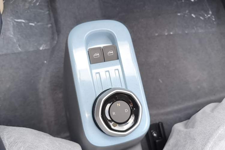 Used Geely Galaxy Panda 2024 Panda Mini 200km Endurance Bear Gear Lever