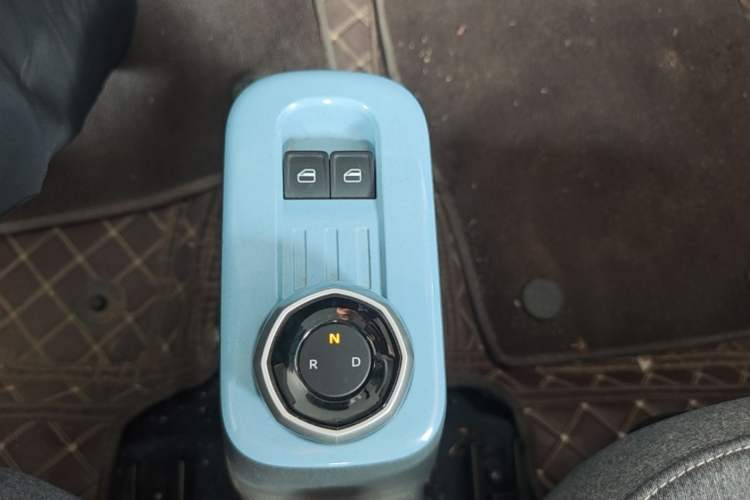 Used Geely Galaxy Panda 2024 Panda Mini 200km Endurance Bear Gear Lever