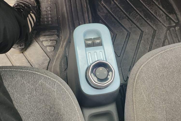 Used Geely Galaxy Panda 2024 Panda Mini 200km Endurance Bear Gear Lever