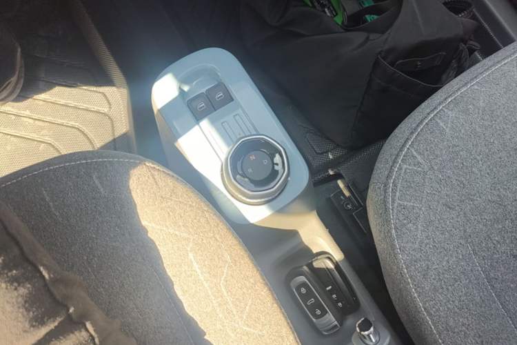 Used Geely Galaxy Panda 2024 Panda Mini 200km Endurance Bear Gear Lever