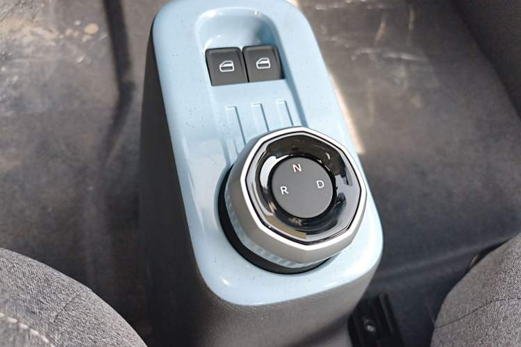 Used Geely Galaxy Panda 2024 Panda Mini 200km Endurance Bear Gear Lever