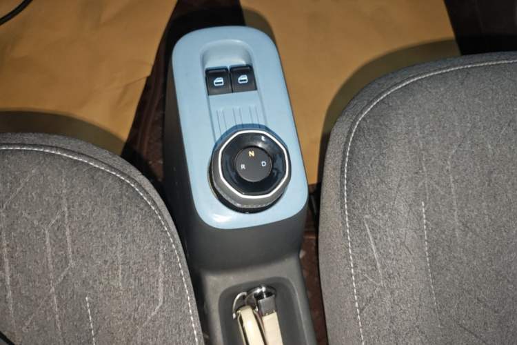Used Geely Galaxy Panda 2024 Panda Mini 200km Endurance Bear Gear Lever