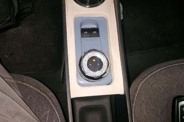 Used Geely Galaxy Panda 2024 Panda Mini 200km Endurance Bear Gear Lever