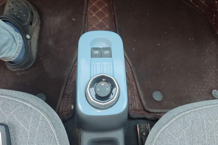 Used Geely Galaxy Panda 2024 Panda Mini 200km Endurance Bear Gear Lever