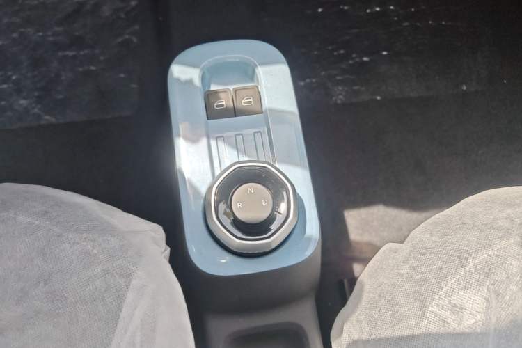 Used Geely Galaxy Panda 2024 Panda Mini 200km Endurance Bear Gear Lever