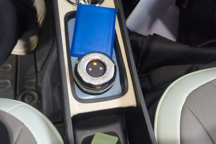 Used Geely Galaxy Panda 2024 Panda Mini 200km Endurance Bear Gear Lever