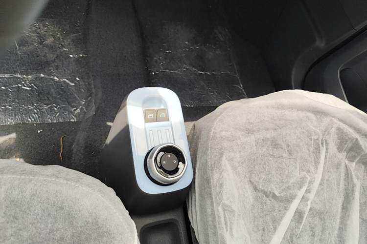 Used Geely Galaxy Panda 2024 Panda Mini 200km Endurance Bear Gear Lever