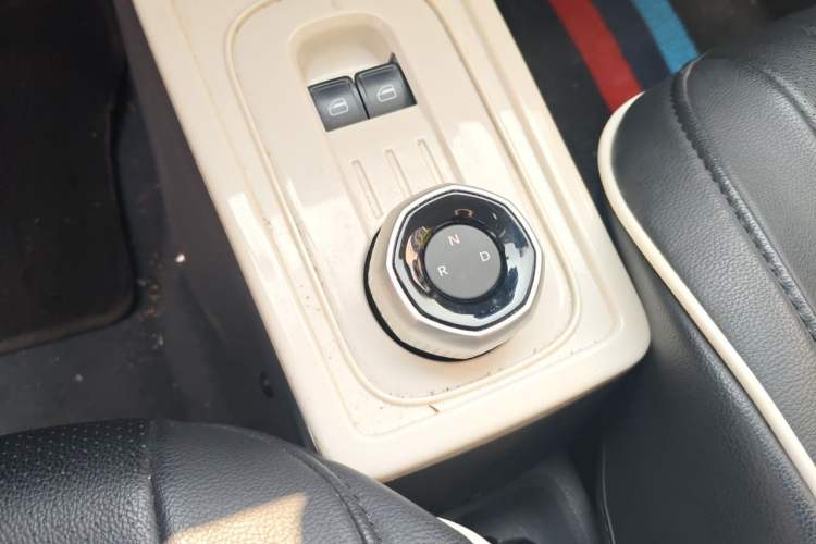 Used Geely Galaxy Panda 2024 Panda Mini 200km Endurance Bear Gear Lever
