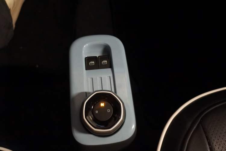 Used Geely Galaxy Panda 2024 Panda Mini 200km Endurance Bear Gear Lever