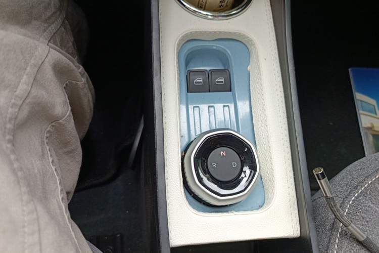 Used Geely Galaxy Panda 2024 Panda Mini 200km Endurance Bear Gear Lever