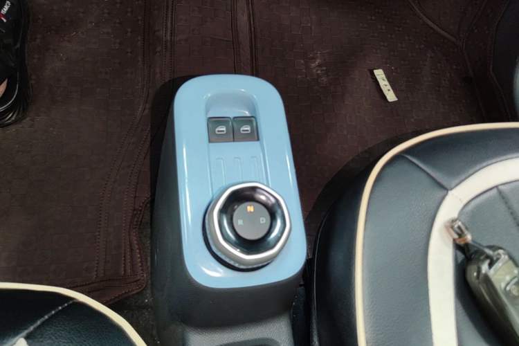 Used Geely Galaxy Panda 2024 Panda Mini 200km Endurance Bear Gear Lever