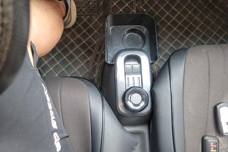 Used Geely Galaxy Panda 2024 Panda Mini 200km Endurance Bear Gear Lever