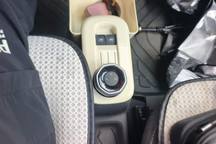 Used Geely Galaxy Panda 2024 Panda Mini 200km Endurance Bear Gear Lever