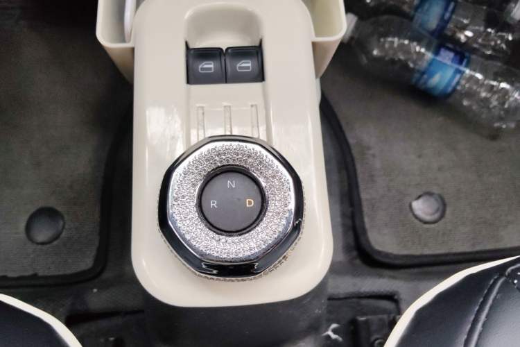 Used Geely Galaxy Panda 2024 Panda Mini 200km Endurance Bear Gear Lever