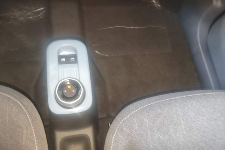 Used Geely Galaxy Panda 2024 Panda Mini 200km Endurance Bear Gear Lever