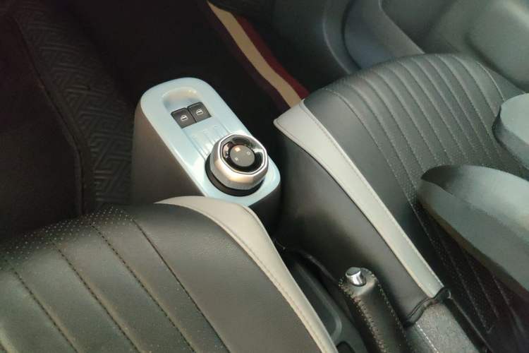 Used Geely Galaxy Panda 2024 Panda Mini 200km Endurance Bear Gear Lever