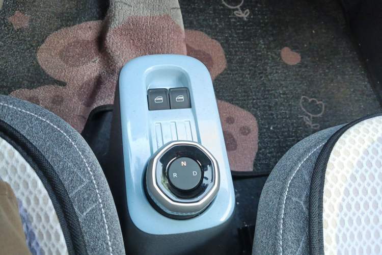 Used Geely Galaxy Panda 2024 Panda Mini 200km Endurance Bear Gear Lever