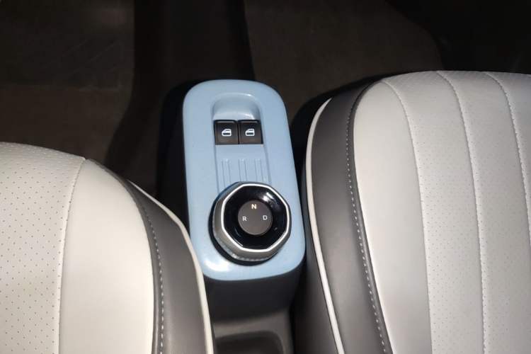 Used Geely Galaxy Panda 2024 Panda Mini 200km Endurance Bear Gear Lever