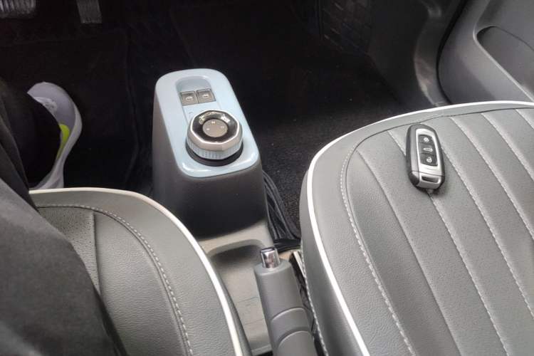 Used Geely Galaxy Panda 2024 Panda Mini 200km Endurance Bear Gear Lever